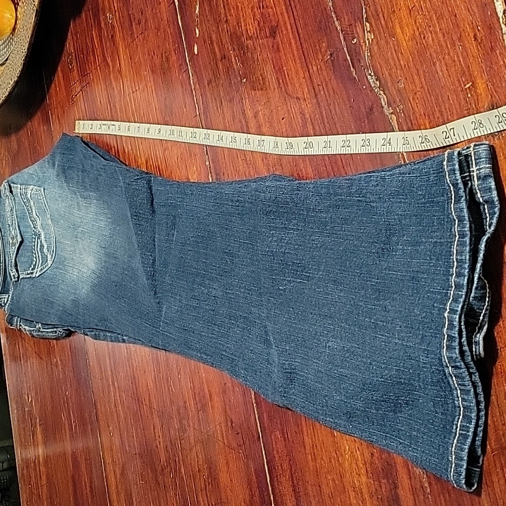 Curvey boot cut distress Jeans. 5 pockets. Zip. Like new. Button pockets in back - Picture 5 of 11
